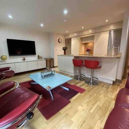 Lovely 2 Double Bedroom Flat With Patio Manchester Exterior photo
