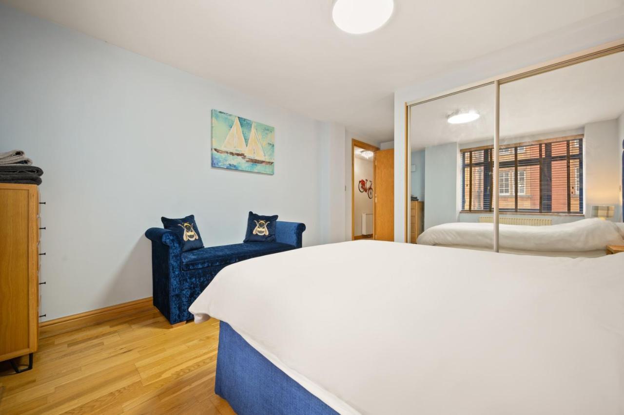 Lovely 2 Double Bedroom Flat With Patio Manchester Exterior photo