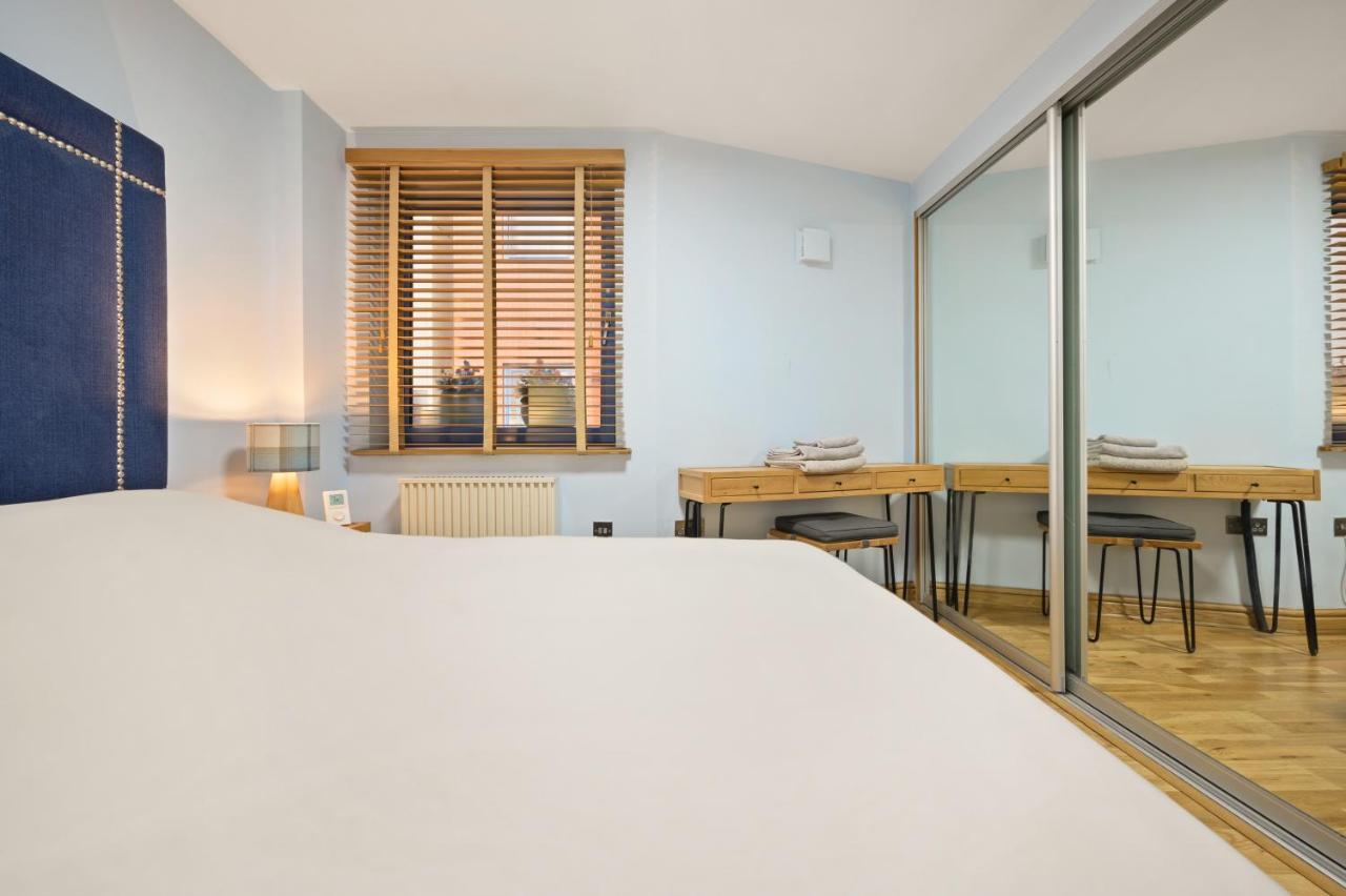 Lovely 2 Double Bedroom Flat With Patio Manchester Exterior photo