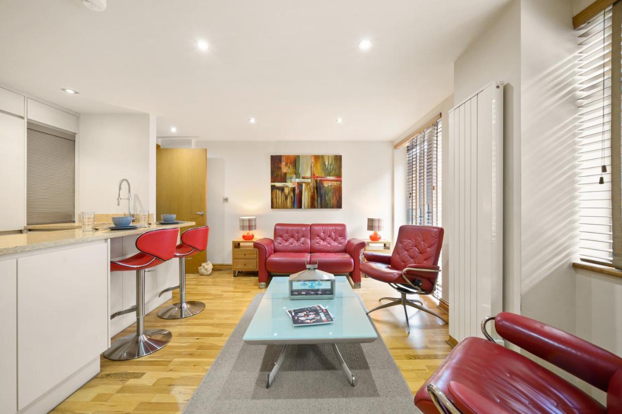 Lovely 2 Double Bedroom Flat With Patio Manchester Exterior photo